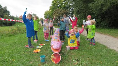 Archivbild: jzk
Vor zwei Jahren haben Mädchen und Buben die damals neue Seeschlange auf dem Seeleiten-Spielplatz bunt gestaltet (Bild). Jetzt steht im Ferienprogramm dort eine weitere Malaktion an.