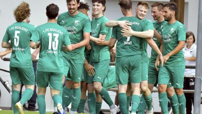 Bild: Hubert Ziegler
Freude bei den Spielern des 1. FC Schlicht: Erstmals in der Vereinsgeschichte gelang ein Pflichtspielsieg gegen den FV Vilseck.