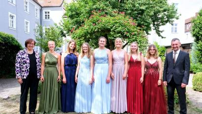 Bild:  Peter Ringeisen/exb
Die Jahrgangsbesten der Dr.-Johanna-Decker-Realschulen mit der Schulleitung, von links: Realschulkonrektorin i. K. Gabriele Tröster, Lillith Hüser, Susanne Wolfsteiner, Isabel Dachs, Sarah Kausler, Maria Graf, Anja Scheibl, Selina Koch, Schulleiter Studiendirektor Hans Kistler