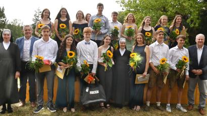 Bild: gf
Die Einser-Schulabgänger der Realschule Auerbach zusammen mit Landrat Richard Reisinger (rechts), Bürgermeister Joachim Neuß (Zweiter von links), der Realschuldirektorin Schwester Lioba (Mitte) und der Provinzoberin Schwester Theresia (links).