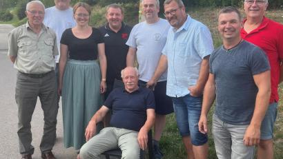 Bild: M. Dobmeier/exb
Familie, Nachbarn und Vereine hatten sich zum 70. Geburtstag von Eduard Dippel (vorne sitzend) etwas Besonderes einfallen lassen: Eine Überraschungsparty auf dem Nachbarhof.