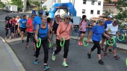 Bild: gsp
Los ging es vom Lengenfelder Dorfplatz über die 7,2 oder 11,9 Kilometer lange Walking-Strecke mit Stöcken oder mit Ringen in der Hand.