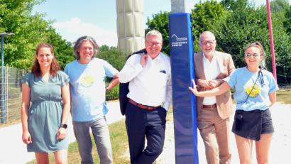 Bild: Karoline Gajeck-Scheuck/exb
Bei der Vorstellung des Projekts (von links): Katrin Cislaghi von der Kommunalen Jugendarbeit, Toby Mayerl, Oberbürgermeister Michael Cerny, Stadtwerke Amberg-Geschäftsführer Frank Backowies und Mercedes Mayerl.