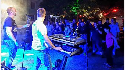 Bild: ise
Die Sommernachtsparty in Schirmitz lockt viele Gäste. Die Band "Freistaat-Live" garantiert gute Stimmung.