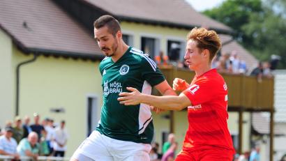 Bild: Thomas Schrems
Wer sonst? Marco Kießling (links) schoss den SV Mitterteich zum Heimsieg gegen den Landesliga-Aufsteiger Baiersdorfer SV.