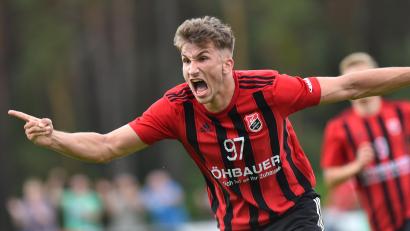 Bild: A. Schwarzmeier
Grenzenloser Jubel bei Nico Argauer: Der Stürmer sorgte mit seinem Treffer zum 3:1 gegen den FC Tegernheim für die Vorentscheidung.