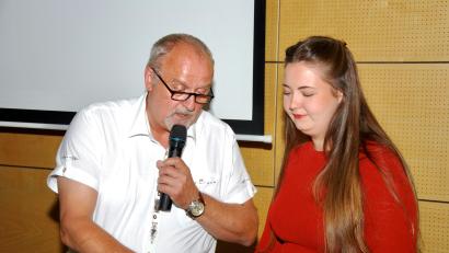 Bild: gsp
Bürgermeister Anton Peter überreicht der neuen Kulturreferentin Sarah Hirschmann eine Urkunde.