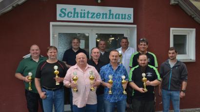 Bild: dob
Stolz präsentierten die erfolgreichen Vohenstraußer Schützen ihre Pokale zur Vereinsmeisterschaft. Vorsitzender Robert Diermeier (mittlere Reihe, rechts) und Bürgermeister Andreas Wutzlhofer (hintere Reihe, Mitte) gratulierten dazu.