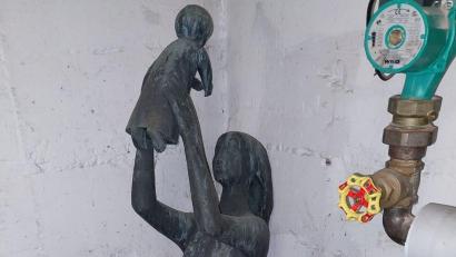 Bild: Bergler/exb
Im Heizungskeller eines Mehrfamilienhauses in der Leimberger Straße steht der Rest der Statue "Mutter mit Kind". Es ist eines der Erstlingswerke des bekannten Weidener Bildhauers Günter Mauermann.