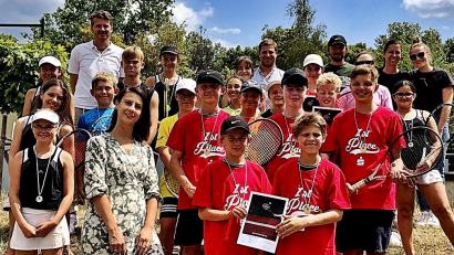 Bild: R. Kreuzer
Die Freude ist groß über den Sieg des Augustinus-Gymnasiums beim Tennis-Bezirksfinale.
