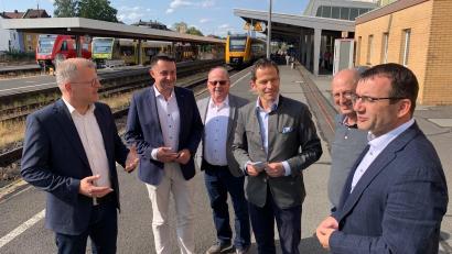 Bild: Gabi Schönberger
Die Bahnmanager Matthias Trykowski (links) und Norman Wilk (rechts) diskutieren mit einer CSU-Delegation um Albert Rupprecht (Dritter von rechts) über den barrierefreien Umbau des Weidener Bahnhofs.
