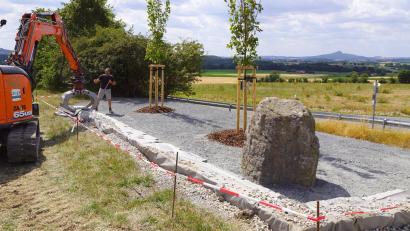 Bild: bkr
Ein zum Rasten einladendes Plätzchen entsteht zwischen Kulmain und Zinst – noch fehlen aber Tische und Bänke. Die Arbeiten des Gartenbaubetriebs Bierschenk aus Kirchenpingarten neigen sich dem Ende zu.
