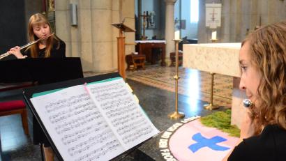 Bild: Kunz
Auf ihren Querflöten tragen Madlen Poguntke (links) und Annemarie Bauer beim Konzert in der Josefskirche Musikstücke vor.