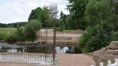 Bild: bnr
Der Holzsteg über die Pfreimd wurde bereits abgebrochen. Jetzt werden die Fundamente für den Ersatzbau erstellt.