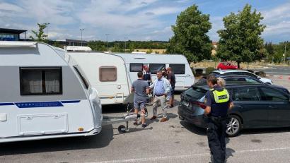 Bild: Verkehrspolizeiinspektion Amberg/exb
Auf dem Zollabfertigungsplatz an der Welserstraße war viel los. Grund war eine neue Aktion der Verkehrspolizei Amberg.