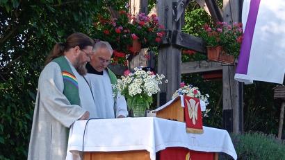 Bild: Glockenturmgemeinschaft Mittelreinbach-Gaisheim/exb
Beim Glockenturmfest standen Diakon Bernd Deyerl aus Eschenfelden (links) und sein katholischer Amtsbruder Pfarrer Roland Klein aus Neukirchen gemeinsam am festlich geschmückten Altar.