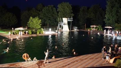 Archivbild: bkr
Ein besonderes Ambiente wartet beim Vollmondschwimmen auf die Besucher wie in den vergangenen Jahren. Für die Sicherheit ist rundherum gesorgt, ebenso für das leibliche Wohl.
