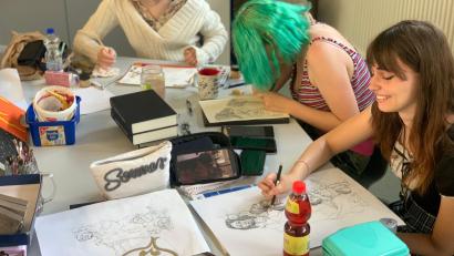 Bild: Christian Schreiner/exb
Mit Eliana Reitenbach, Emma Praschl, Yelva Laschinski und Kihra Hiller finden sich schnell vier Künstlerinnen, die hochwertige Gemälde und Figuren zur Thematik schaffen.