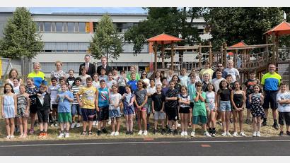 Bild: Elke Schmidt/exb
Nach der bestandenen Radfahrprüfung war die Freude bei den Mädchen und Buben aus der Barbara-Grundschule in Amberg groß.
