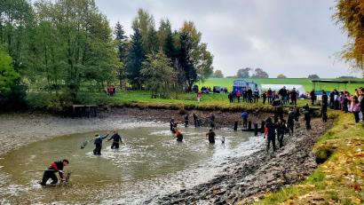 Bild: Mittelschule Tirschenreuth/exb
Die Johann-Andreas-Schmeller-Mittelschule überzeugte beim Wettbewerb „Klima und Schule“ der Schott AG. Schon seit 18 Jahren betreuen Schüler eine Teichanlage bei Großklenau. Vom Preisgeld in Höhe von 4750 Euro sollen Nistkästen, Hochbeete und Schautafeln für das Gelände angeschafft werden.