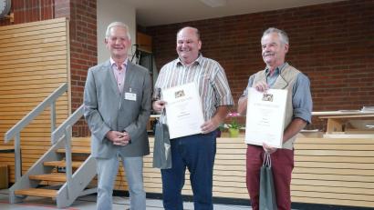Bild: Amt für Ernährung, Landwirtschaft und Forsten Fürth-Uffenheim/exb
Josef Hofbauer (links) zeichnete Bernhard Richter (Mitte), den Chef der Amberger Stadtgärtnerei aus. Zu den Geehrten gehörte auch Leo Graml aus Obertraubling (rechts).