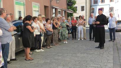 Bild: jzk
Reinhard Herr (Zweiter von rechts) sprach als Pfarrer Arckhauer über die Kemnather Stadtpfarrkirche.