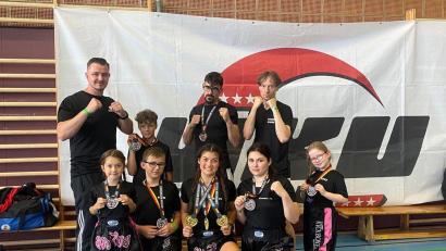 Bild: exb
Foto von links vorne:
Die erfolgreiche Amberger Kickbox-Mannschaft: (von links) Mila Wurster, Max Fizia, Jenny Wurster, Samantha Birrong und Josephine Fizia; (hinten von links): Coach Erich Aul, Rasmus von der Recke, Denny Franz, Coach Albin Kosiorek.