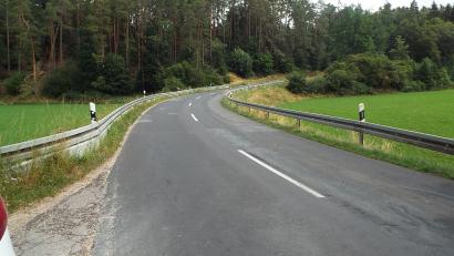 Bild: e
Den Bau eines straßenbegleitenden Radwegs entlang der Kreisstraße AS 2 zwischen Waldhaus und Köfering erachtet das Tiefbauamt des Landkreises als nicht erforderlich. Dieser Einschätzung schließt sich der Kümmersbrucker Gemeinderat ohne lange Diskussion an.