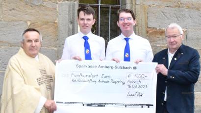 Bild: sche
Der Katholische Burschenverein Aschach spendet 500 Euro (von links): Pfarrer Eduard Kroher, Kassier Luca Püschl, Vorsitzender Thorsten Wallner und Kirchenpfleger Alfred Schorner.