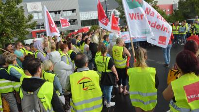 Bild: Kunz
200 Mitarbeiter streiken vor dem Logistikzentrum der Firma Witt in der Hutschenreutherstraße.