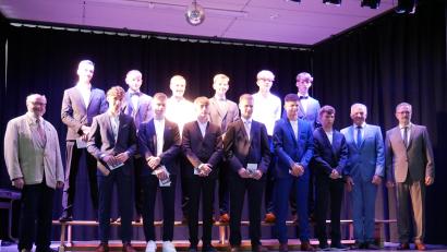 Bild: hmr
Die zwölf besten Absolventen des Abschlussjahrgangs der Realschule im Stiftland (obere Reihe von links) Fabian Ockl, Hendryk Hecht, Benedikt Jähring, Jonathan Schön, Julian Schuller, Ferdinand Plank und (untere Reihe von links) Paul Schug, Aaron Zintl, Raphael Bauer, Paul Härtl und Michael Zwerenz mit dem Vertreter des Fördervereins der "Freunde der Realschule im Stiftland e.V.", Bruno Salomon (links), sowie Realschuldirektor Stephan Drexler und Landrat Roland Grillmeier (von rechts).