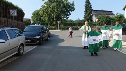 Bild: ads
Pünktlich zu Beginn der Urlaubszeit spendet Pfarrer Josef Irlbacher den rund um die Kirchen geparkten Fahrzeuge aller Art in St Margareta Kemnath und St. Vitus Schnaittenbach den kirchlichen Segen.