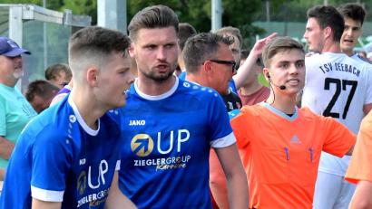 Bild: Werner Franken
Anstatt einen Einwurf schnell auszuführen, kam es in der Schlussminute zu Tumulten vor der Bank des TSV Seebach. Mittendrin: Simon Kasper (links), der die Rote Karte sah und von Josef Rodler beruhigt wurde.