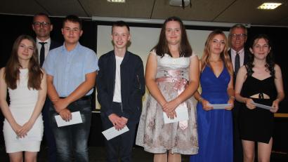 Bild: kro
Larissa Schabner, Elia Baumgärtner, Jonas Gleißner, Maria Reinsch, Lilly Djelassi und Leonie Gradl (von links) sind die besten Absolventen der Johann-Andreas-Schmeller-Mittelschule Tirschenreuth. Es gratulierten Rektor Jürgen Bayer (hinten links) und Bürgermeister Franz Stahl (hinten rechts).