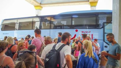 Bild: Argyris Mantikos/dpa
Touristen warten vor ihrem Hotel auf der griechischen Insel Rhodos auf den Einstieg in einen Bus, um die Insel Rhodos wegen schwerer, tagelanger Waldbrände zu verlassen. Etwa 19.000 Menschen auf Rhodos wurden bereits in Sicherheit gebracht.