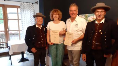 Bild: mag
Für Susanne und Hans Nägerl aus Illschwang (Mitte) gab es vom Heimatverein Birgland eine Ehrenurkunde. Rechts im Bild Vorsitzender Hans Niebler, mit seinem Stellvertreter Günther Meier (links).