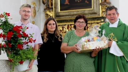 Bild: le
Eine liebenswerte Erzieherin, Carmen Kastl, hat nach 29 Jahren den Kindergarten St. Johannes Maria Vianney verlassen. Von links: Sebastian Reil , Svenja Horn, Carmen Kastl und Pfarrer Max Früchtl.
