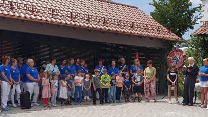Bild: mas
"Ihr seid spitze", gratulierten die Kleinen des Kindergartens St. Martin der Ambulanten Krankenpflege St. Georg zum Jubiläum. Stadtpfarrer Josef Häring segnete das neue Carport für den Fuhrpark der Schwestern