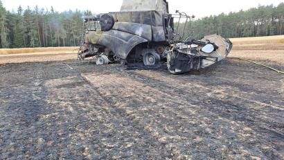 Bild: Kreisbrandinspektion Amberg-Sulzbach
Der ausgebrannte Mähdrescher.
