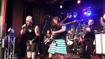 Bild: e
Die Band "Rammeschucksn" lässt den Großen Saal im Theuerner Schloss erbeben.