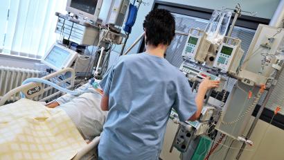 Symbolbild: Florian Miedl/fph
Wie können Angehörige von Intensivpatienten ihre Lieben bestmöglich unterstützen? Eine Intensivkrankenschwester hat einen Ratgeber verfasst.
