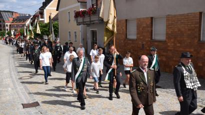 Bild: wku
Der Festzug, angeführt von den Ehrengästen und dem Jubelverein, auf dem Weg von der Kirche zum Innenhof des Rathauses, wo gefeiert wurde.