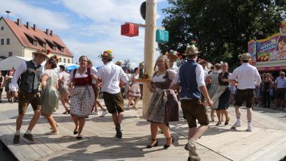 Bild: Ertl, Willi
Die vielen Tanzproben haben Früchte getragen. Voller Elan legen die zwölf Sorghofer Kirwapaare gepflegte Tanzschritte zu Polka, Walzer und Boarischen auf den Tanzboden. Das Publikum ist begeistert.