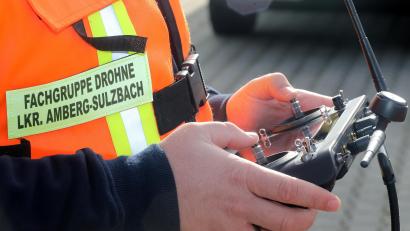 Symbolbild: Wolfgang Steinbacher
Eine Drohne der Feuerwehr Kümmersbruck wurde am späten Montagabend bei Ursensollen eingesetzt, um einen verletzten und halbnackten Betrunkenen in einem Maisfeld zu finden.