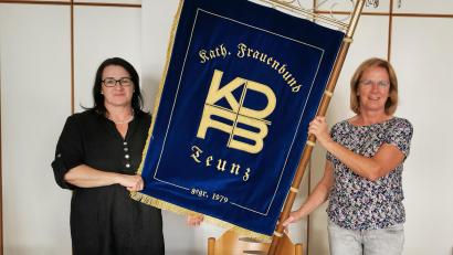 Bild: Portner
Seit dem Frühjahr im Schrank: Die beiden kommissarischen Vorstandsmitglieder Sandra Fuchs (links) und Gertraud Hummer präsentieren die Fahne des Zweigverein Teunz im Katholischen Frauenbund.