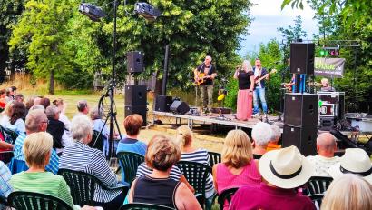 Bild: exb
Die Band "Treibhauz" begeistert bei der Sommerserenade im Pfarrgarten in Windischeschenbach.