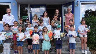 Bild: bö
Mit Begeisterung nahmen die Kinder der Erasmus-Grasser-Grundschule in Schmidmühlen am Raiffeisen-Jugendwettbewerb teil. Nun wurden die Sieger geehrt. Ihnen gratulierten Geschäftsstellenleiter Josef Bäuml (hinten, links) sowie (hinten, von rechts) Rektorin Sabine Lubich und Bankmitarbeiterin Nele Söder.