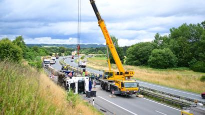 Bild: Matthias Merz
Ein Lastwagen mit fast dreitausend Masthähnchen ist bei Schönwald im Landkreis Wunsiedel von der A 93 abgekommen.