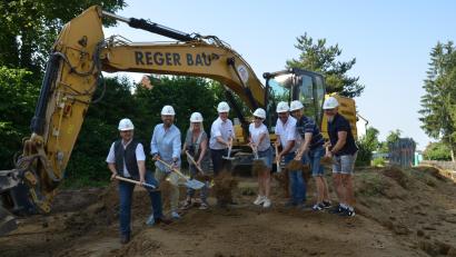 Bild: dob
Spatenstich für das Zehn-Millionen Euro-Wohnbauprojekt auf dem ehemaligen Krankenhausgelände mit (von links) Bürgermeister Andreas Wutzlhofer, Bauherr Harald Kraus mit Partnerin Petra Bodensteiner, Direktor Robert Stahl, Margit und Stefan Voit, Bauleiter Karl-Heinz Lindner und Firmenchef Josef Reger.