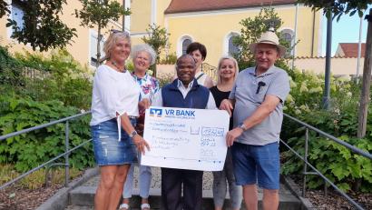 Bild: jow
Eine Spende für die Innenrenovierung der Pfarrkirche St. Walburga übergeben (von links): Pfarrgemeinderatssprecherin Waltraud Glöckner, Brunhilde Ram, Pfarrer Moses Gudapati, Tanja Wendl, Ramona Beyerlein und Kirchenpfleger Franz Weiß.